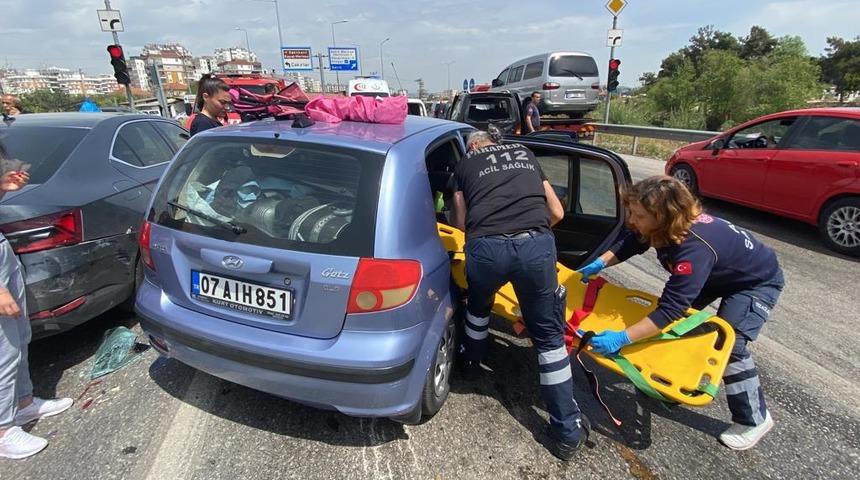 Antalya'da 5 aracın karıştığı kazada 7 kişi yaralandı