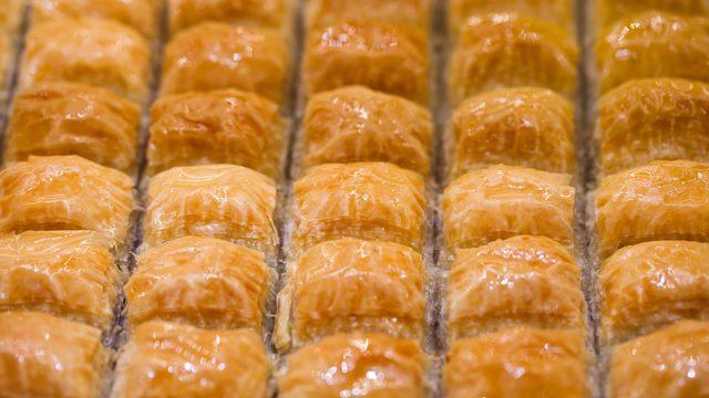 Ağızda dağılan ev baklavası tarifi! Pratik ev baklavası nasıl yapılır?