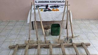 Kaçak kazı yapan definecilere suçüstü! 3 gözaltı