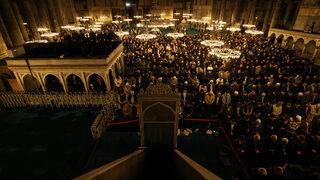 Kadir Gecesi İstanbul'daki camilerde idrak ediliyor