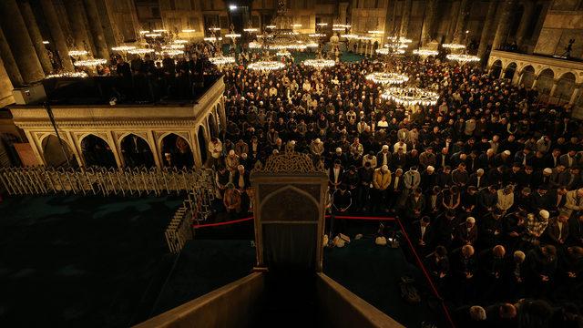 Kadir Gecesi İstanbul'daki camilerde idrak ediliyor