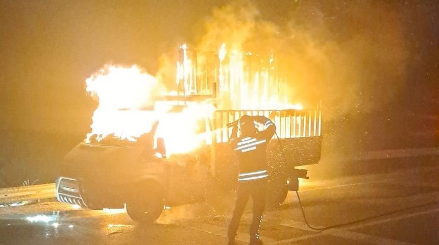 Malzeme yüklü kamyonet cayır cayır yandı