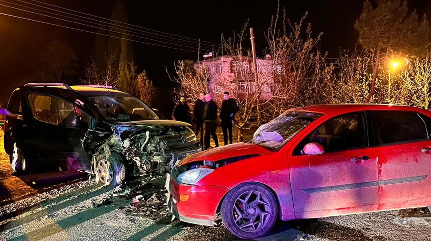 Samsun'da hafif ticari araçla otomobilin çarpıştığı kazada 6 kişi yaralandı