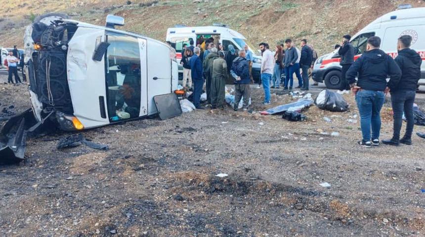 Şırnak'ta yolcu minibüsü devrildi: 8 kişi yaralandı