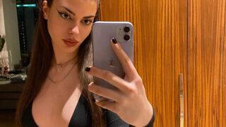 Defne Samyeli'nin kızı Derin Talu mini elbisesiyle tuvalette... Pozları olay oldu