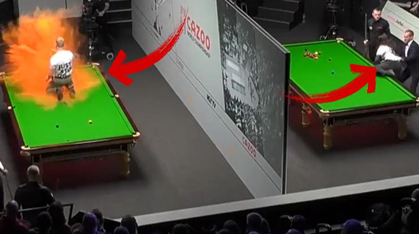 Dünya Snooker Şampiyonası'nda görülmemiş eylem! Bilardo masasını atlayıp turuncuya boyadılar, izleyenler şaştı kaldı