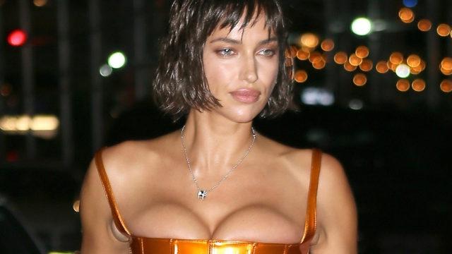 Irina Shayk Coachella Festivali'ne sütyensiz tarzıyla damga vurdu! Bir bakan bir daha baktı