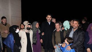 Bakan Kurum'dan vatandaşlara helva, lokma, gofret ikramı... Vatandaş yoğun ilgi gösterdi