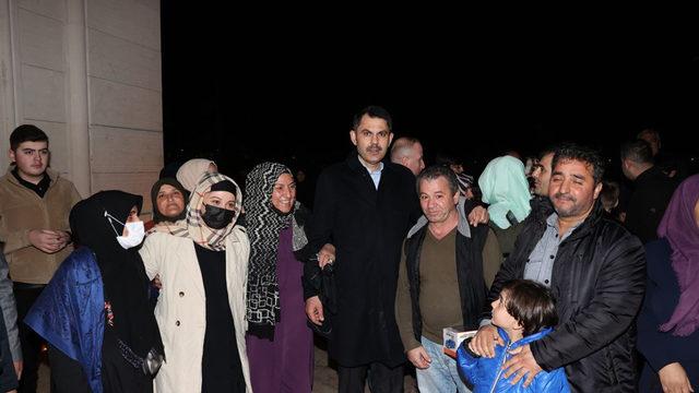 Bakan Kurum'dan vatandaşlara helva, lokma, gofret ikramı... Vatandaş yoğun ilgi gösterdi