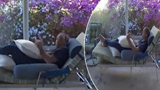 Bahçesinde kitap okuduğu sırada bir anda karşısında ayı gördü! Ne yapacağını şaşırdı