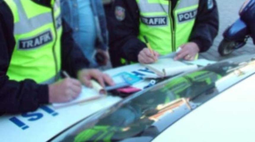 Polis aracının torpidosuna bıraktı! 'İdare edin İstanbul'a gideceğim'