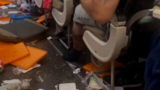 Korku dolu anlar! Yolcu uçağında yaşanan türbülans anları saniye saniye kaydedildi... Koridor yemeklerle doldu