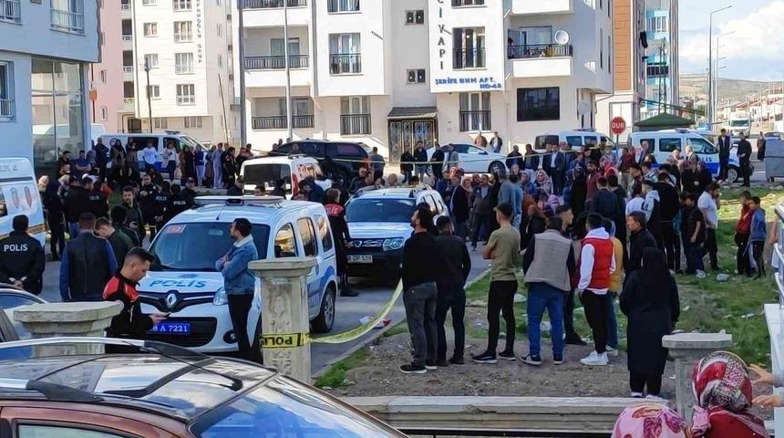 Sivas'ta damat dehşeti! Silahla evi bastı, ortalığı kan gölüne çevirdi