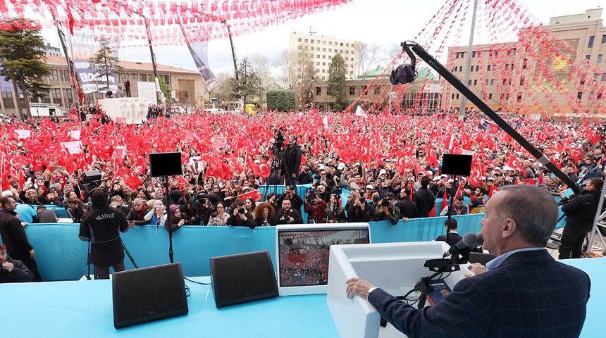 Son dakika: Cumhurbaşkanı Erdoğan konuşmasını kesip o pankartı okudu! 'Aşıksan vur saza, Togg'un varsa bas gaza'
