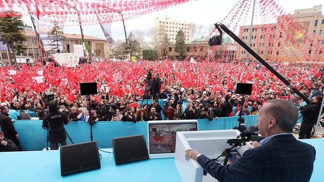 Son dakika: Cumhurbaşkanı Erdoğan konuşmasını kesip o pankartı okudu! 'Aşıksan vur saza, Togg'un varsa bas gaza'