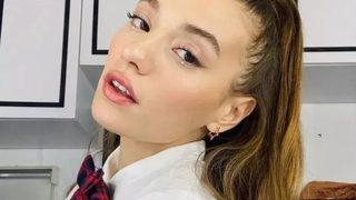 Transparan giyen Sümeyye Aydoğan dekolteli pozuyla nefes kesti