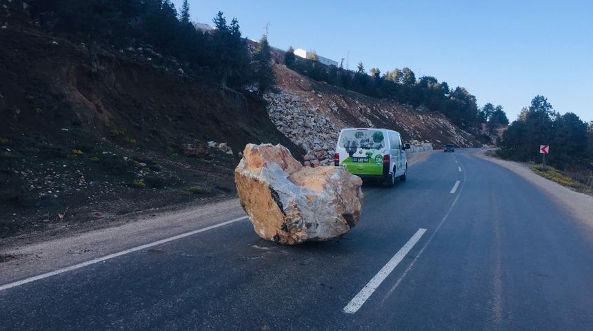 Mersin'de yola düşen kaya parçası kaldırıldı