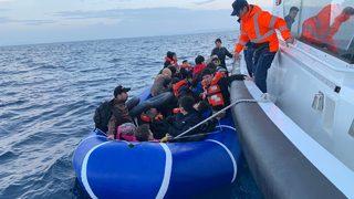 İzmir açıklarında 64 düzensiz göçmen kurtarıldı