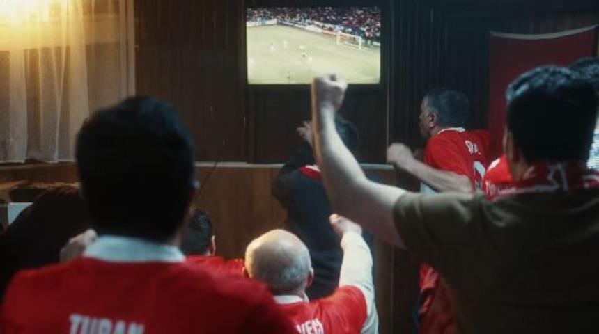 AK Parti'den yeni reklam: Kırmızının yanına beyaz gelince akan sular durur