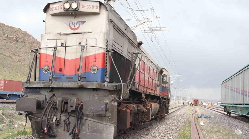 Lokomotifin çarptığı tırın sürücüsü hayatını kaybetti