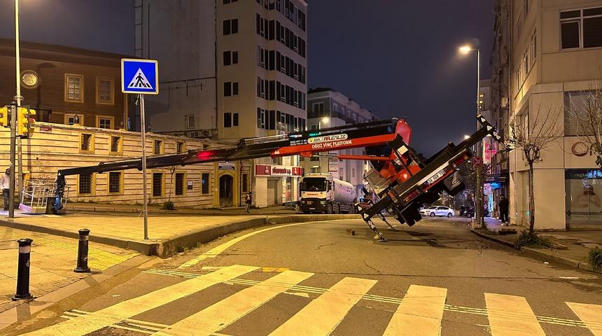 Fatih'te vincin devrilmesi sonucu 2 kişi yaralandı