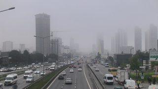 İstanbul'da sis etkili oldu! Göz gözü görmedi, sürücüler güçlükle ilerledi