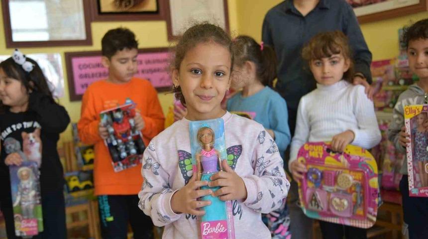 Depremzede çocuklara bayram hediyesi anaokulu öğrencilerinden