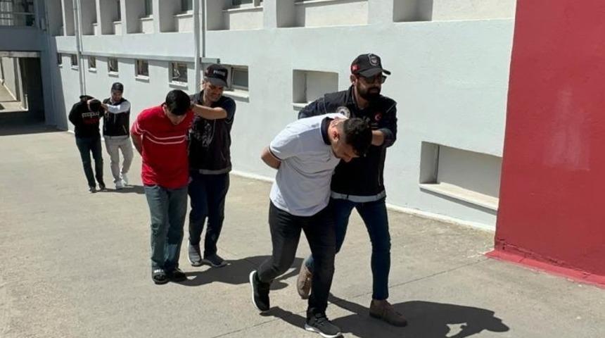 Adana'da kitap i&ccedil;ine ve sigara kutusuna uyuşturucu gizleyen 2 zanlı tutuklandı