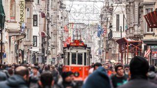 ‘En pahalı’ listesine Türkiye’den İstiklal Caddesi de girdi: Metrekaresi 1.175 euro! Kiralar Türk Lirası olarak düştü ama…