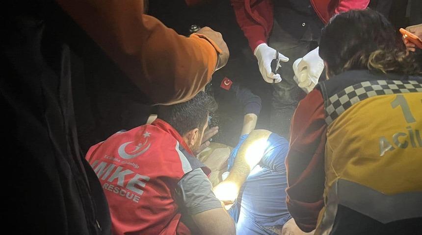 Dengesini kaybetti, her şey bir anda oldu! Sırtını çapa makinasına kaptırdı, kanlar içinde yere yığıldı