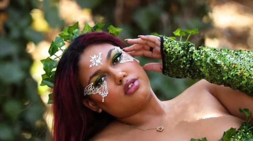 Büyük beden sosyal medya fenomeni Alexus Danisha Epss, Instagram’ın limitlerini zorladı! Çamaşırhanede soyunurken çekilen pozlarını paylaştı