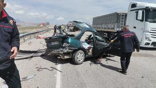 Yola köpek çıkınca kafa kafaya çarpıştılar: Kahramanmaraş'ta feci kaza! Araç kağıt gibi ezildi, yolda can pazarı yaşandı