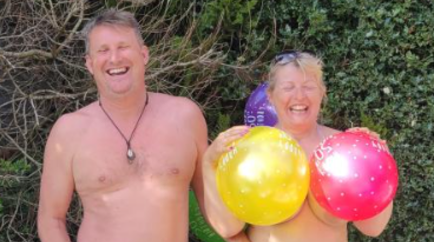 Sosyal medya bu gezginleri konuşuyor! Dünyayı çırılçıplak geziyorlar...“Nefret edenler bize sapık diyorlar ama...”