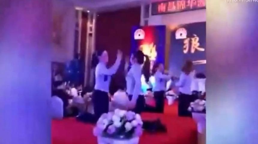 Firma çalışanları işten atılmamak için birbirini tokatladı