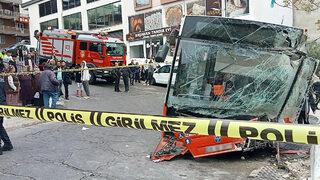 İzmir'de feci kaza! Belediye otobüsü bahçe duvarına çarptı: 10 yaralı