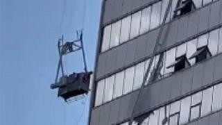 İzmir'de korku dolu anlar: Halat koptu, gökdelende asılı kaldılar!