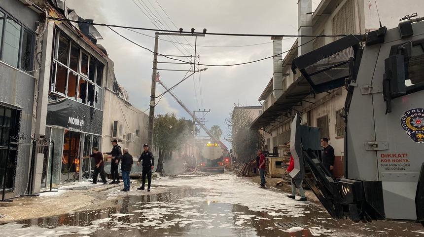 Mersin'de mobilya fabrikasındaki yangında tavanın çökmesi sonucu bir itfaiye eri hayatını kaybetti