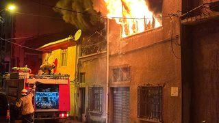 Bursa'da yanan evde mahsur kalan kadını itfaiye kurtardı