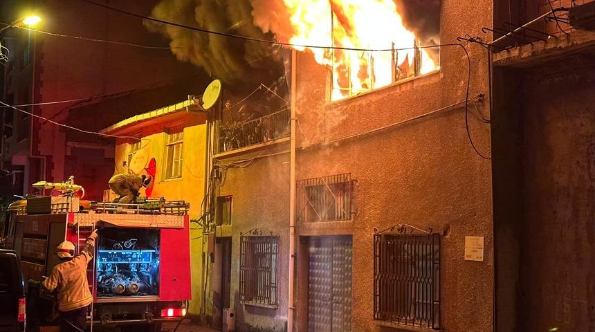 Bursa'da yanan evde mahsur kalan kadını itfaiye kurtardı
