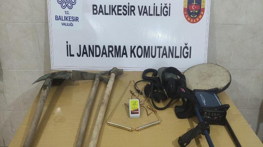 Balıkesir'de kaçak kazı yapan 2 kişi yakalandı