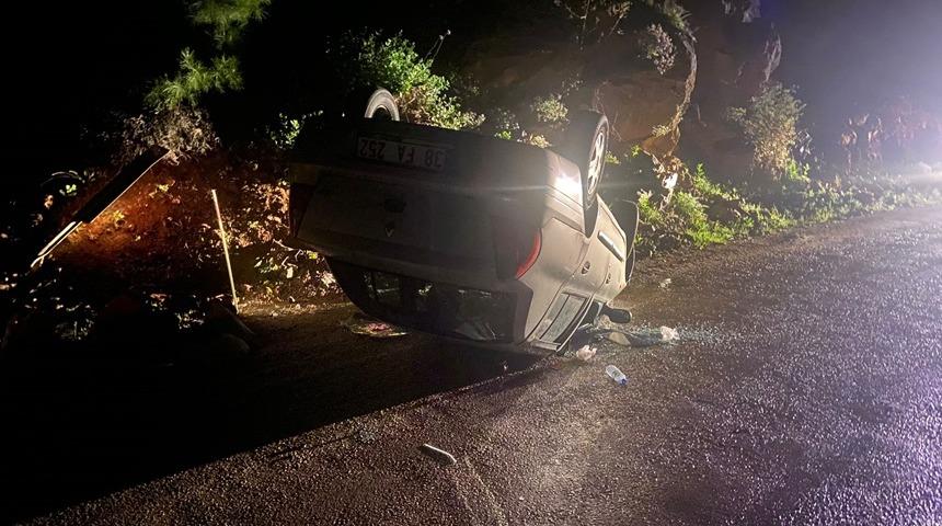 Adana'da refüje çarpıp devrilen otomobildeki 3'ü çocuk 4 kişi yaralandı