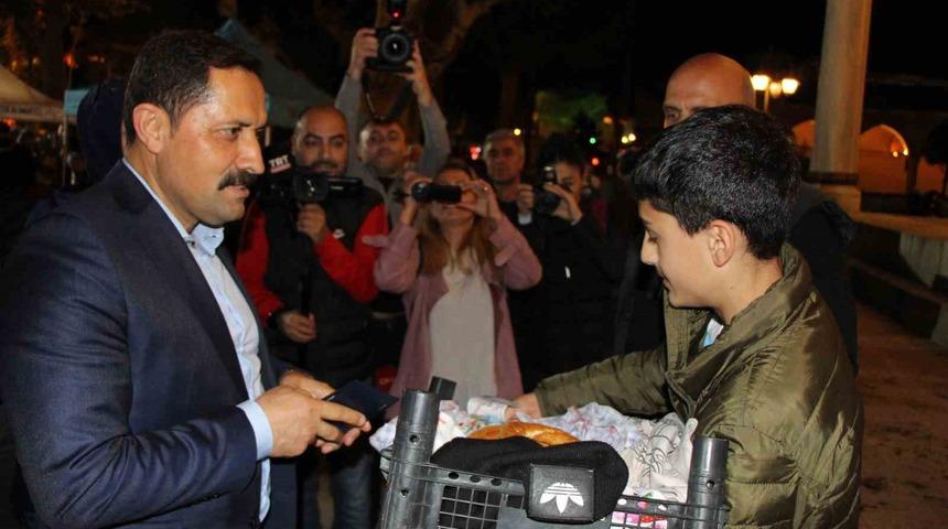 Halka simit dağıtan Vali Masatlı simit satamayan &ccedil;ocuğun t&uuml;m simitlerini satın aldı