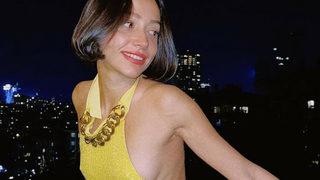 Zeynep Bastık'tan iddialı poz! Görenler Altına etek giymeyi unutmuş dedi