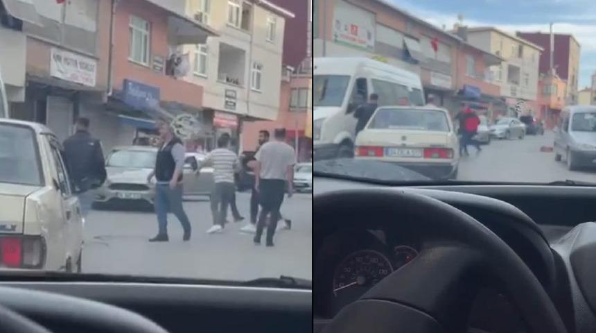 Yol vermeyince olanlar oldu! Araçlarını bırakıp birbirlerine girdiler