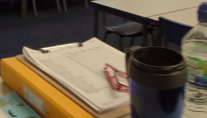 Öğretmen boş sınıfta mastürbasyon videosu çekerken ifşa edildi