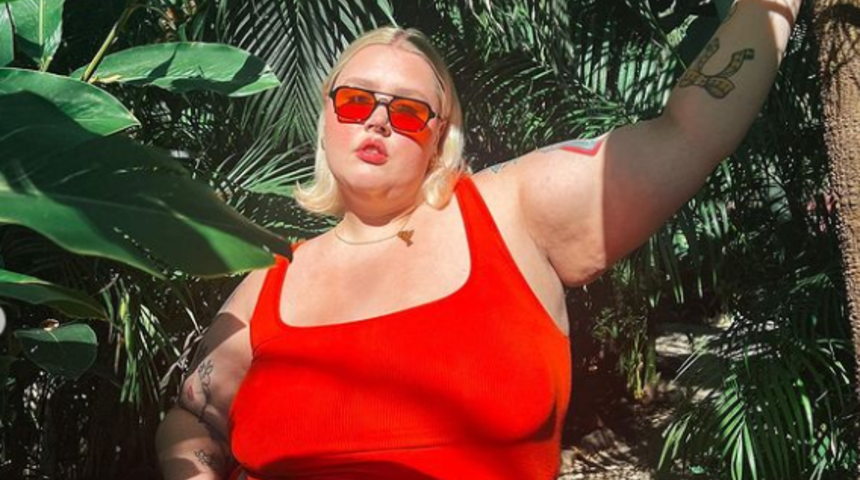 Büyük beden sosyal medya fenomeni tanga bikinisiyle ormanın ortasında duş yaptı! O anları paylaşınca sosyal medyada gündem yarattı