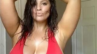 Maxim 'Dünyanın en seksi kadını' seçti! Kıvrımlı model Ashley Graham çıplak şekilde yere uzandı