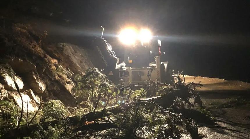 Kastamonu’da heyelan sebebiyle kapanan köy yolu ulaşıma açıldı