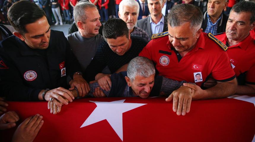 Mersin'de mobilya fabrikasındaki yangında ölen itfaiye erinin cenazesi defnedildi