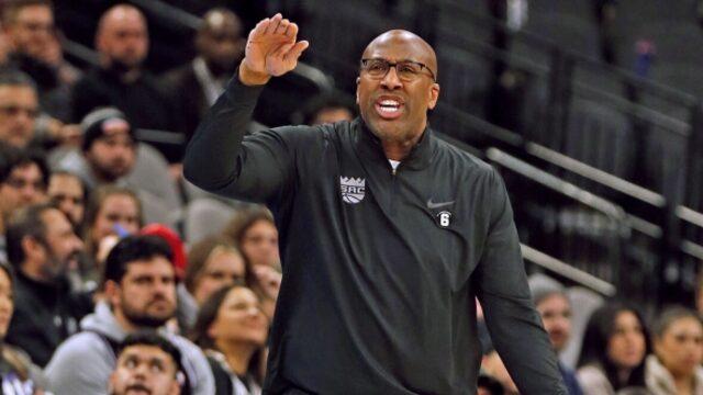 NBA'de sezonun başantrenörü ödülünü Mike Brown kazandı